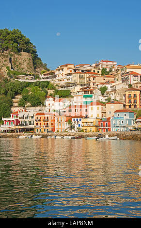 L'Épire, Grèce. L'univers coloré et pittoresque ville de Parga sur la côte ionienne. 2014. Banque D'Images