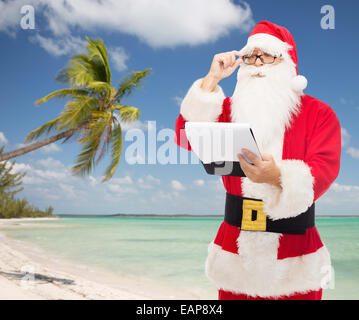 L'homme en costume de Père Noël avec le bloc-notes Banque D'Images