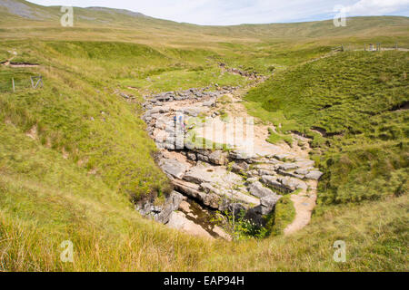 La célèbre grotte béante Gill sur les Yorkshire Dales dans Ingleborough, UK. Il a une énorme caverne et la chute la plus longue d'une cascade dans le Royaume-Uni, à environ 300 pieds. Banque D'Images