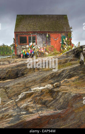 Une cabane de pêche colorés le long de la côte du Maine Banque D'Images