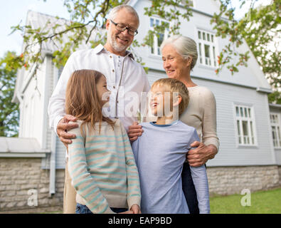 Happy Family in front of house outdoors Banque D'Images