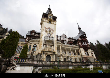 Sinaia, la Bulgarie - 19 Avril 2014 : Le château néo-renaissance dans les Carpates le château de Peles est vu au début de th morni Banque D'Images