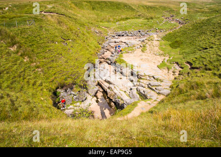 La célèbre grotte béante Gill sur les Yorkshire Dales dans Ingleborough, UK. Il a une énorme caverne et la chute la plus longue d'une cascade dans le Royaume-Uni, à environ 300 pieds. Banque D'Images