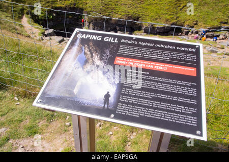 La célèbre grotte béante Gill sur les Yorkshire Dales dans Ingleborough, UK. Il a une énorme caverne et la chute la plus longue d'une cascade dans le Royaume-Uni, à environ 300 pieds. Banque D'Images