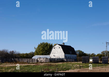 Grange traditionnelle à la ferme de la Saskatchewan en milieu rural au Canada Banque D'Images