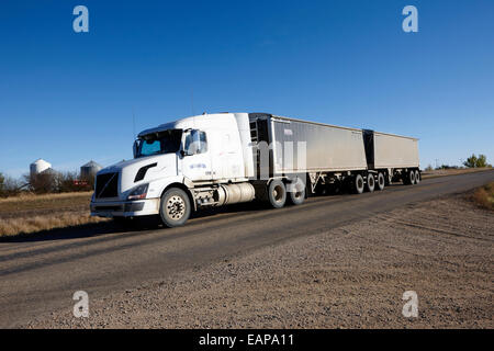 Remorquage camion semi remorque double le long de la route dans les régions rurales de la Saskatchewan Canada Banque D'Images