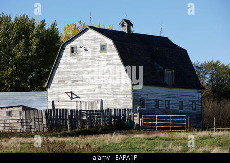 Grange traditionnelle à la ferme de la Saskatchewan en milieu rural au Canada Banque D'Images