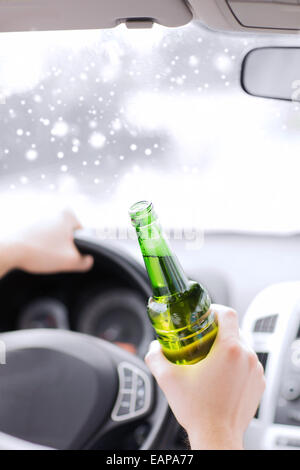 Close up of man de boire de l'alcool au volant d'un véhicule Banque D'Images