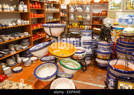 L'affichage de 600x600 et la poterie dans l'église de Santa Ana en carreaux de céramique boutique dans Triana, Séville, Espagne Banque D'Images