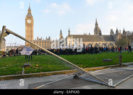 Westminster, London, UK. 19 novembre 2014. La marche entre la Place du Parlement et de percer de la place elle-même. L'étudiant et les frais de soutien scolaire contre démo coupe l'éducation par le biais de marches centre de Londres. Crédit : Matthieu Chattle/Alamy Live News Banque D'Images