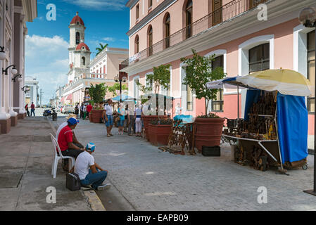 CIENFUEGOS, CUBA - 7 mai 2014 : marché de rue vendant de l'artisanat et de souvenirs dans une rue de La Havane, Cuba Banque D'Images