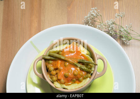 Cocotte, Italien pâtes aux tomates asperges et petits pois sur fond de bois Banque D'Images