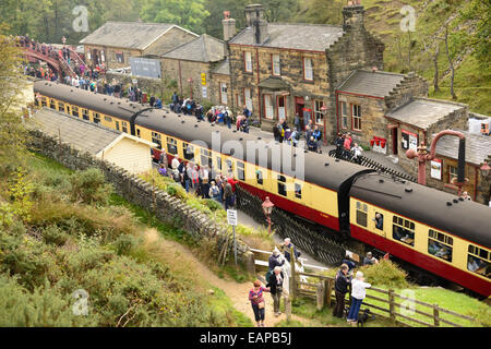 Une scène mouvementée à Goathland station sur le North Yorkshire Moors Railway au cours de l'automne gala à vapeur. Banque D'Images