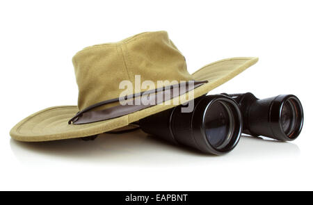 Vieux randonneurs toile chapeau avec une paire de jumelles sur blanc vintage Banque D'Images