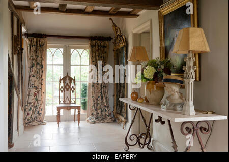 Table console recouvert de marbre avec des jambes de fer en entrée avec miroir doré antique longueur de plancher Banque D'Images