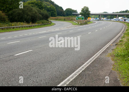 Ouvrir une route nationale 38 / pas de trafic de passage étant l'temporairement fermé après un accident / incident. Cornwall UK Banque D'Images