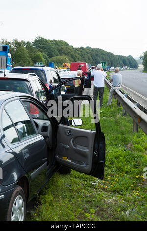 À l'arrêt du trafic / pas de mouvement en raison d'incident. Les pilotes en attente / passagers ont quitté autos et véhicules de se demander sur la route Banque D'Images