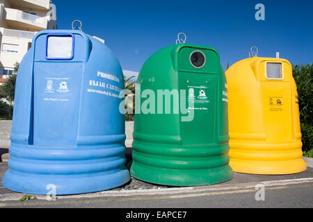 La séparation des bacs de recyclage des déchets ménagers dans le verre, le papier et le général, Tenerife, Espagne Banque D'Images