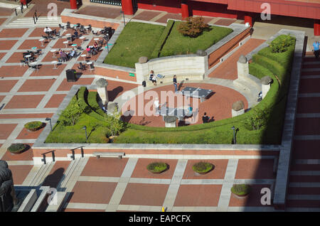 Tennis de Table ; avant-cour ; café ; entrée ; British Library ; St Pancras, Euston Road, Londres, Royaume-Uni, Angleterre Banque D'Images