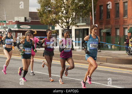 2014 NY City Marathon : femme course croisière sur 4e Avenue à Brooklyn. Banque D'Images