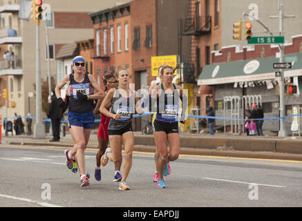 2014 NY City Marathon : femme course croisière sur 4e Avenue à Brooklyn. Banque D'Images