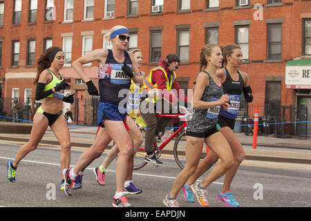 2014 NY City Marathon : femme course croisière sur 4e Avenue à Brooklyn. Banque D'Images