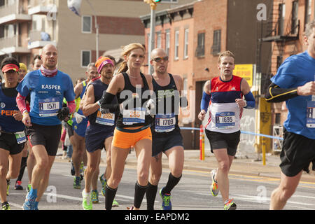 2014 Ville de NY marathoniens croisière sur 4e Avenue à Brooklyn. Banque D'Images