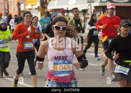 2014 Ville de NY marathoniens croisière sur 4e Avenue à Brooklyn. Banque D'Images