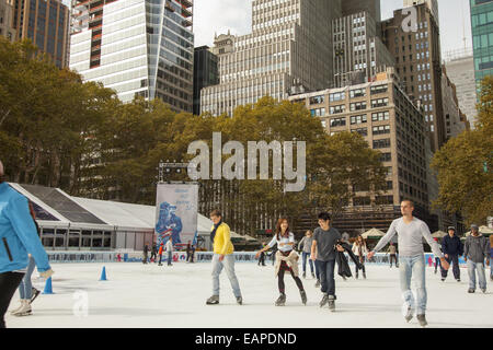 Patineurs profiter de Bryant Park à Manhattan. NYC Banque D'Images
