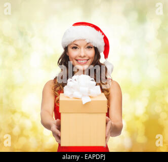 Femme en robe rouge avec boîte-cadeau Banque D'Images