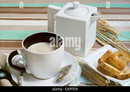 Vue aérienne de léger petit déjeuner, thé ou café au lait, le bar décoré de pointes d'arrière-plan Banque D'Images