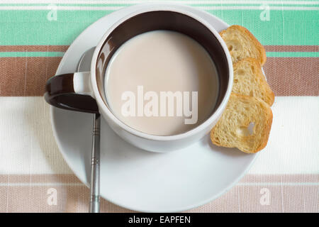 Vue aérienne de léger petit déjeuner, thé ou café au lait, décorée de fond à rayures Banque D'Images