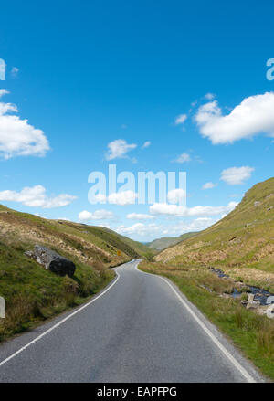 Seul lane narrow country road près de Cymystwyth au Pays de Galles, Royaume-Uni. Banque D'Images