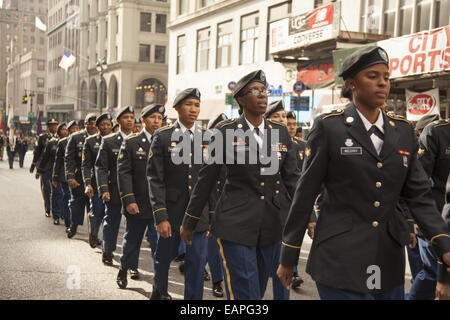 Défilé des anciens combattants, 5e Avenue, New York City. Officiers et soldats ROTC mars dans le défilé. Banque D'Images