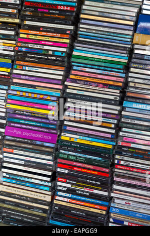 Grande collection de CD de musique empilés dans l'ordre alphabétique Banque D'Images