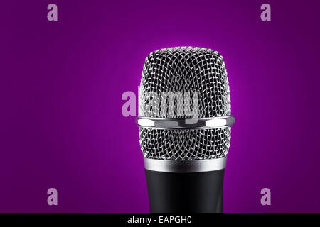 Microphone sans fil libre sur fond violet Banque D'Images