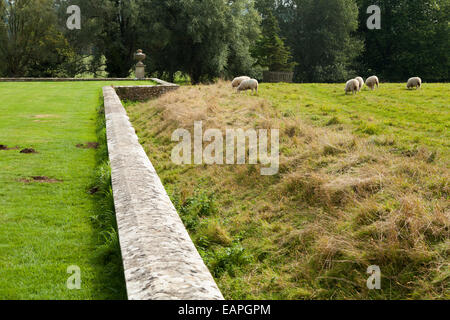 Ha-ha ha-ha (ou mur) (également haw-haw) dans les jardins de l'abbaye de Lacock près de Chippenham, Wiltshire, Angleterre, Royaume-Uni. Banque D'Images