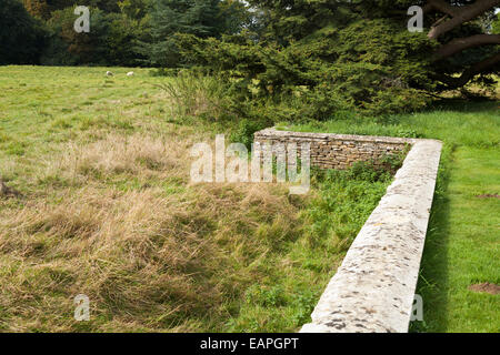 Ha-ha ha-ha (ou mur) (également haw-haw) dans les jardins de l'abbaye de Lacock près de Chippenham, Wiltshire, Angleterre, Royaume-Uni. Banque D'Images