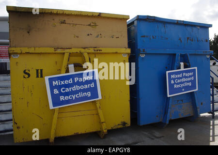 Deux bennes de recyclage au bout d'agrément pour les papiers divers, West Sussex, Angleterre Banque D'Images