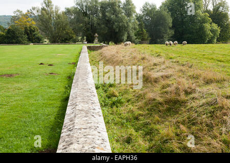 Ha-ha ha-ha (ou mur) (également haw-haw) dans les jardins de l'abbaye de Lacock près de Chippenham, Wiltshire, Angleterre, Royaume-Uni. Banque D'Images