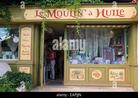 La boutique du Moulin a Huile d'olive (moulin à huile), Nyons, Drôme, France. Banque D'Images