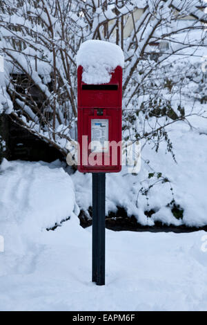 Post box dans la neige Banque D'Images