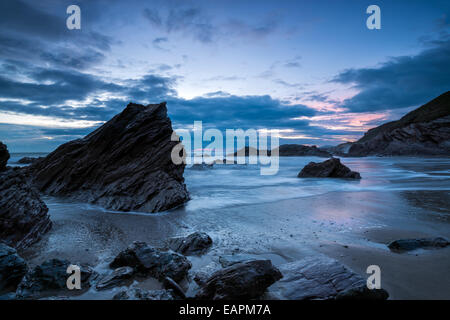 Une crique rocheuse à Sharrow plage près de Whitsand Bay à Freathy à Cornwall Banque D'Images