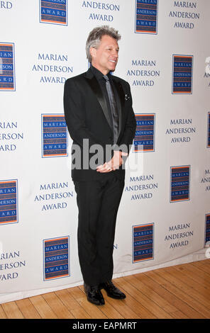 Philadelphie, Pennsylvanie, USA. 18 novembre, 2014. Jon Bon Jovi assiste à la 2014 Marian Anderson Award Gala Jon Bon Jovi au Kimmel Center le 18 novembre 2014 à Philadelphie, Pennsylvanie, États-Unis. Crédit : Paul Froggatt/Alamy Live News Banque D'Images