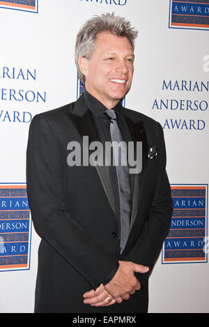 Philadelphie, Pennsylvanie, USA. 18 novembre, 2014. Jon Bon Jovi assiste à la 2014 Marian Anderson Award Gala Jon Bon Jovi au Kimmel Center le 18 novembre 2014 à Philadelphie, Pennsylvanie, États-Unis. Crédit : Paul Froggatt/Alamy Live News Banque D'Images