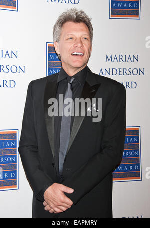 Philadelphie, Pennsylvanie, USA. 18 novembre, 2014. Jon Bon Jovi assiste à la 2014 Marian Anderson Award Gala Jon Bon Jovi au Kimmel Center le 18 novembre 2014 à Philadelphie, Pennsylvanie, États-Unis. Crédit : Paul Froggatt/Alamy Live News Banque D'Images