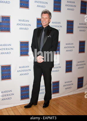 Philadelphie, Pennsylvanie, USA. 18 novembre, 2014. Jon Bon Jovi assiste à la 2014 Marian Anderson Award Gala Jon Bon Jovi au Kimmel Center le 18 novembre 2014 à Philadelphie, Pennsylvanie, États-Unis. Crédit : Paul Froggatt/Alamy Live News Banque D'Images