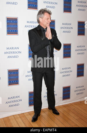 Philadelphie, Pennsylvanie, USA. 18 novembre, 2014. Jon Bon Jovi assiste à la 2014 Marian Anderson Award Gala Jon Bon Jovi au Kimmel Center le 18 novembre 2014 à Philadelphie, Pennsylvanie, États-Unis. Crédit : Paul Froggatt/Alamy Live News Banque D'Images