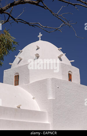 Agia Irini (Sainte Irène) L'une des plus belles églises de l'île de Ios, situé dans le port d''Ormos, Cyclades, Grèce Banque D'Images