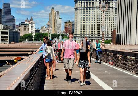 NYC : piétons déambuler à travers la passerelle en bois au centre du pont de Brooklyn Banque D'Images